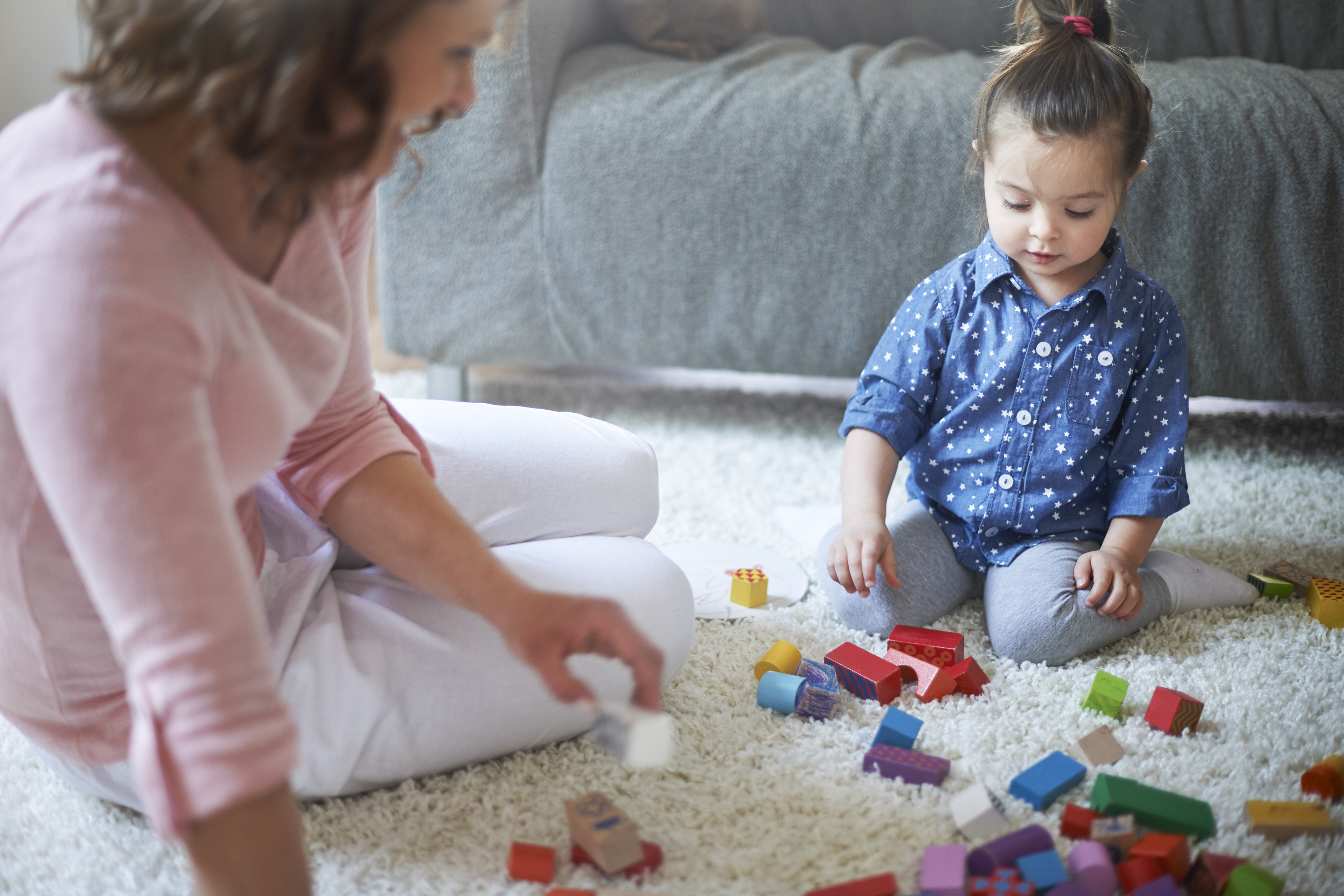 mother-daughter-playing-with-toys (1)